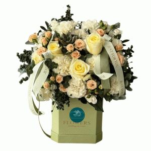باکس گل با تم سبز روشن و گل‌های رز سفید، ترکیبی لطیف و شیک برای تبریک تولد، روز مادر یا هر مناسبت خاص است. این باکس حس آرامش، احترام و عشق را منتقل می‌کند. ارسال فوری در تهران، کرج و حومه.