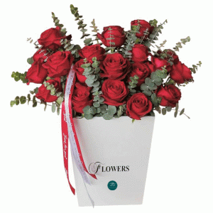 باکس گل با رزهای قرمز تازه و برگ‌آرایی ساده، انتخابی کلاسیک و ماندگار برای روز عشق و ولنتاین با ارسال فوری در تهران و کرج.