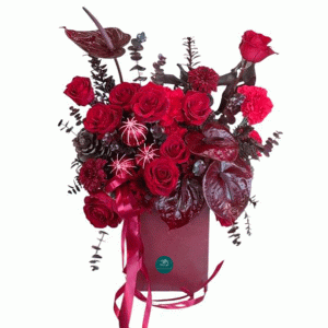 باکس گل عشق با طراحی خاص و جزئیات قرمز و آتشین، هدیه‌ای پرشور و متفاوت برای روز عشق و ولنتاین با ارسال فوری در تهران و کرج.