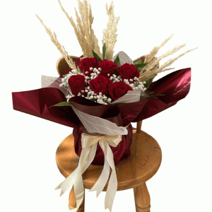 جار گل شیشه‌ای با رز قرمز هلندی و دیزاین شیک؛ هدیه‌ای عاشقانه و چشم‌گیر برای روز عشق، ولنتاین و سالگرد. ارسال فوری در تهران و کرج همراه کارت دلخواه شما.