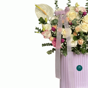 باکس گل یاسی‌رنگ ملوس با طراحی ظریف و رنگ‌بندی لطیف؛ مناسب هدیه تولد، روز دختر، سالگرد و سورپرایزهای خاص. کیفیت بالای گل‌ها و ارسال سریع به سراسر تهران و کرج.