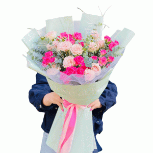 دسته‌گل مینیمال با رزهای مینیاتوری تازه و ظریف؛ طراحی ساده، شیک و کاملاً دخترانه. انتخابی ایده‌آل برای روز زن، روز مادر و هدیه‌های احساسی مینیمال. ظاهری تمیز، جمع‌وجور و بسیار خوش‌رنگ.